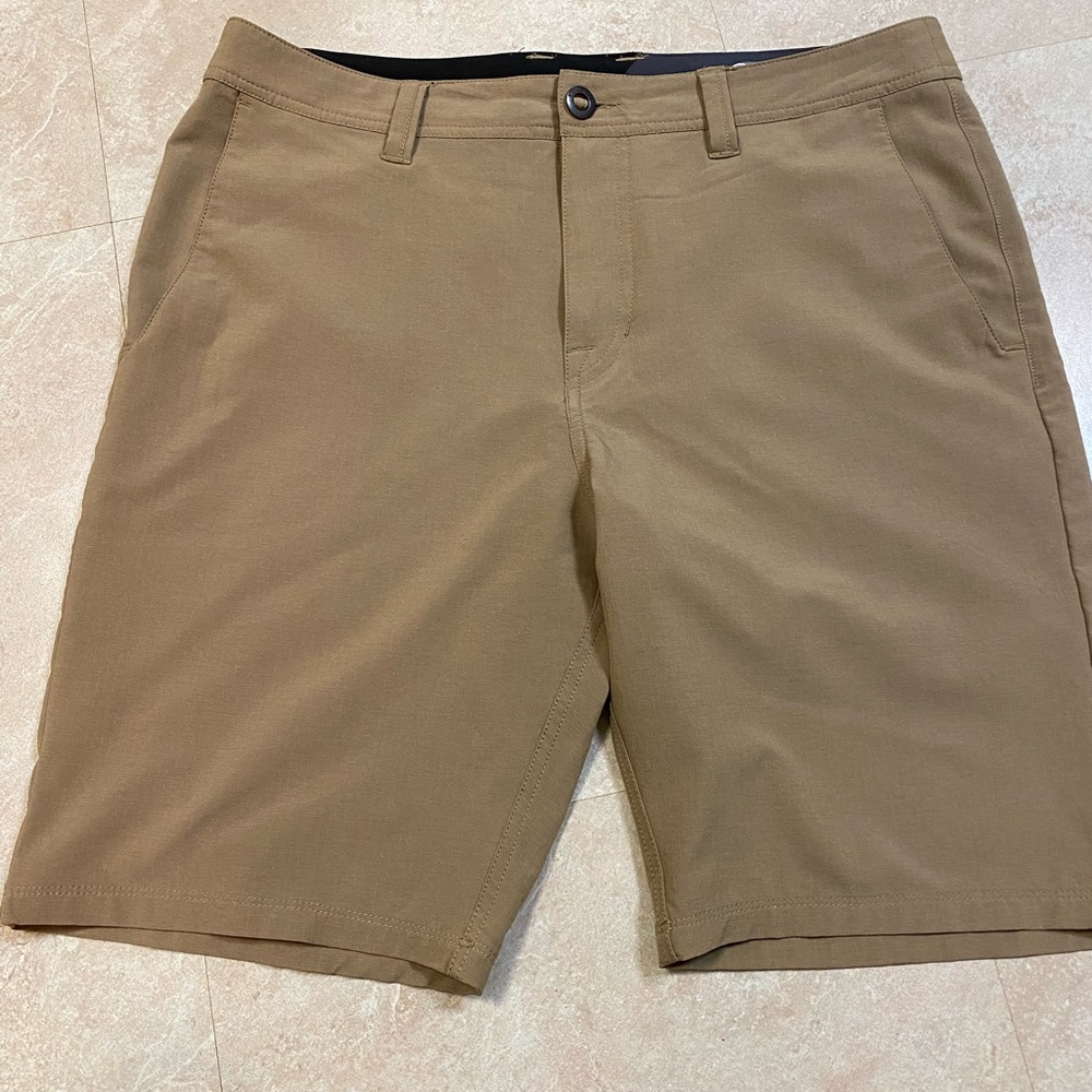 Mens Volcom surf and turf two way stretch shorts. Size 34